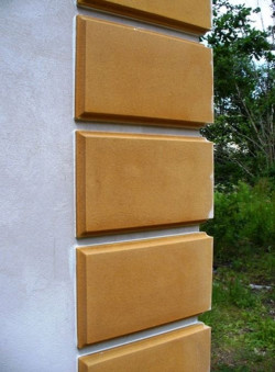 Montaż płyt boniowanych przedstawia firma Fasada System