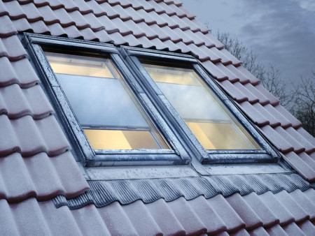 Ciepły i energooszczędny dom zimą przedstawia firma VELUX