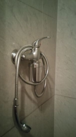 Srebrna obudowa, idealnie będzie się komponować z chromowanymi bateriami łazienkowymi