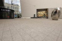 Szara nawierzchnia doskonale koresponduje z architekturą okolicznej zabudowy Fot. Polbruk