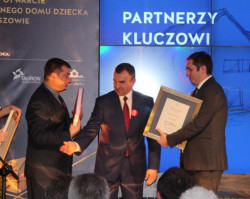 W podziękowaniu za współudział w realizacji inwestycji, Mikołaj Placek, Prezes Zarządu OKNOPLAST, odebrał z rąk ministra skarbu państwa Włodzimierza Karpińskiego certyfikat „IN PERPETUAM REI MEMORIAM ET TESTIMONIUM VERITATIS - na wieczną rzeczy pamiątkę i świadectwo prawdzie”