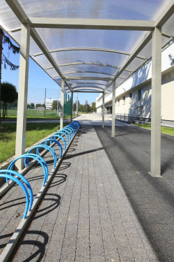 Stylowe połączenie minimalistycznych detali oraz szarej kostki Polbruk Beganit. Fot. Polbruk