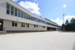 Kostka Polbruk Beganit w subtelnym odcieniu grafitu koresponduje z kolorystyką otoczenia Fot. Polbruk