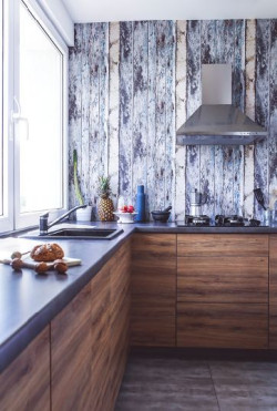 Dzięki swojej stonowanej kolorystyce i nieregularnemu wzorowi dodaje kuchni ponadczasowego charakteru i dynamiki