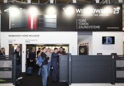 Home Inclusive, łączy w jednej linii stylistycznej bramę garażową, drzwi i ogrodzenie