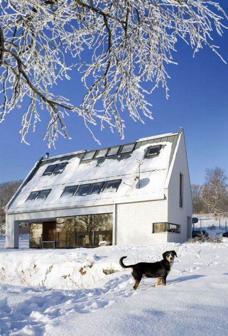 Ciepły i energooszczędny dom zimą przedstawia firma VELUX
