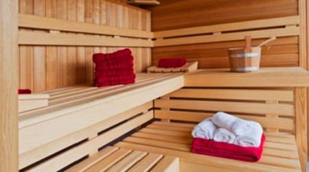 Saunę fińską z promiennikami podczerwieni przedstawia SA-FIN