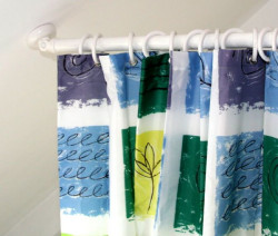 Zastosowanie adaptera umożliwia np. zamocowanie drążka przy skośnym poddaszu lub ścianie ustawionej skośnie do wanny (brodzika) pod kątem innym niż 90°