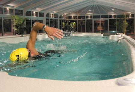 Wielofunkcyjny basen z przeciwprądem wody – Aquatrainer Swim Spa firmy MEADOW