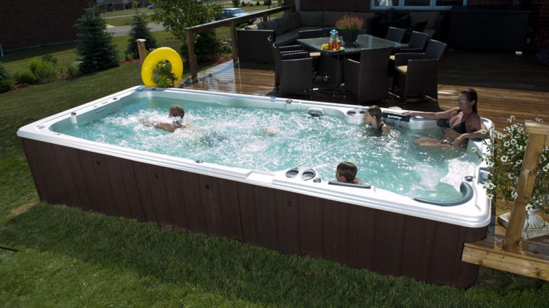 Wielofunkcyjny basen z przeciwprądem wody – Aquatrainer Swim Spa firmy MEADOW