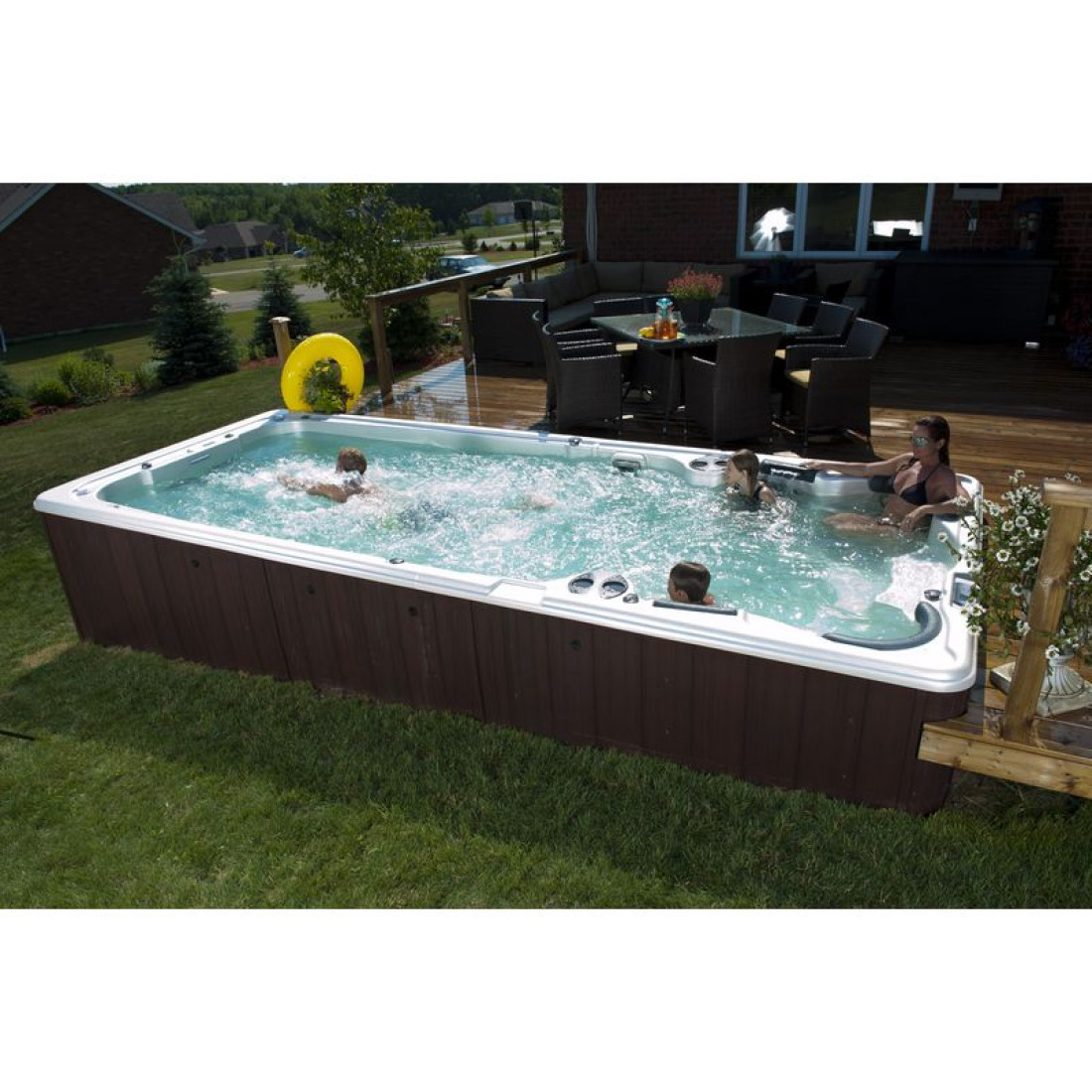 Wielofunkcyjny basen z przeciwprądem wody – Aquatrainer Swim Spa firmy MEADOW