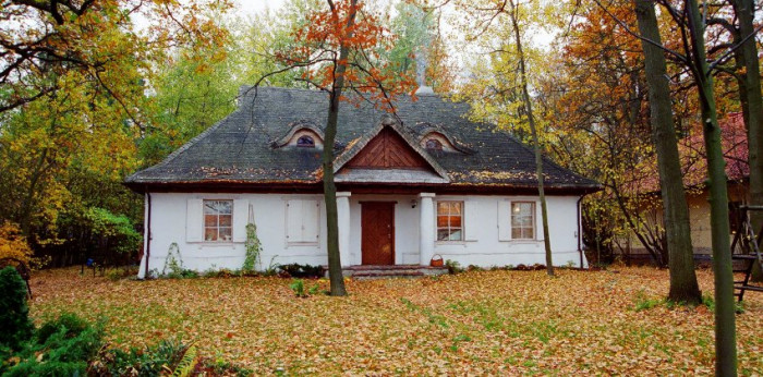 Dworek Polski - piękny budynek z gankiem, otoczony lasem