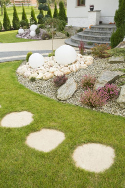 Płyty deptakowe – poleca proste rozwiązanie ogrodowych ścieżek Bruk-Bet