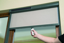 FAKRO radzi, jak zamontować markizę pionową VMZ Solar