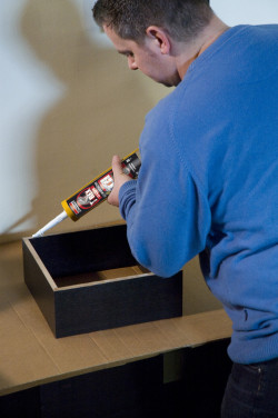 Mocowanie ciężkich elementów - przyklejamy półki z T-Rex