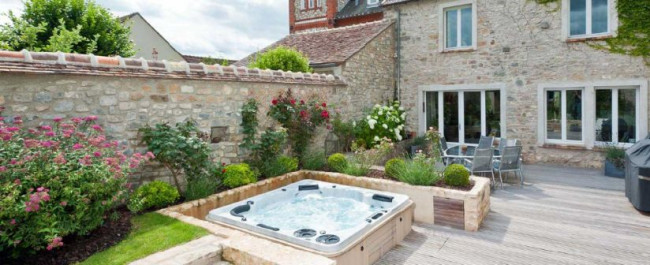 Własne jacuzzi niewątpliwie pomoże odetchnąć po ciężkim dniu