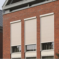 Po rozwinięciu przesłony ograniczają przenikanie do pomieszczeń intensywnego światła słonecznego