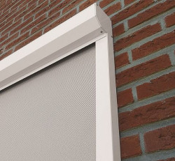 Charakterystyczną cechą systemu zewnętrznych rolet screenowych firmy ANWIS są zintegrowane z tkaniną prowadnice boczne tworzące system ZIP