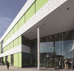 Rolety screenowe można montować do ramy okna, konstrukcji fasady lub bezpośrednio do ściany