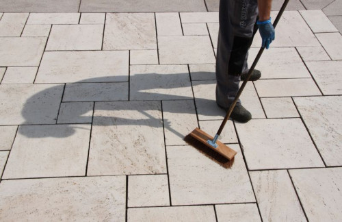 Bruk-Bet: Czyścimy betonowe nawierzchnie. Wielkie otwarcie sezonu tarasowego