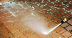 Polbruk: Jak skutecznie pozbyć się chwastów i mchu na brukowanych nawierzchniach?