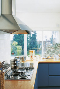 Tylko przy otwartym oknie wyciąg oparów może bezpiecznie działać, bez narażania zdrowia mieszkańców. Foto Roto