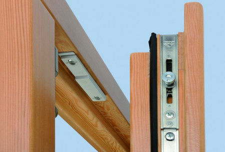 Dzięki czujnikom MVS i centralce systemu kontroli szybko dowiemy się, które okno jeszcze trzeba zamknąć. Foto Roto