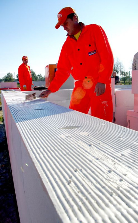 Radzi Bruk-Bet: jak wznieść ścianę jednowarstwową z betonu komórkowego Termalica