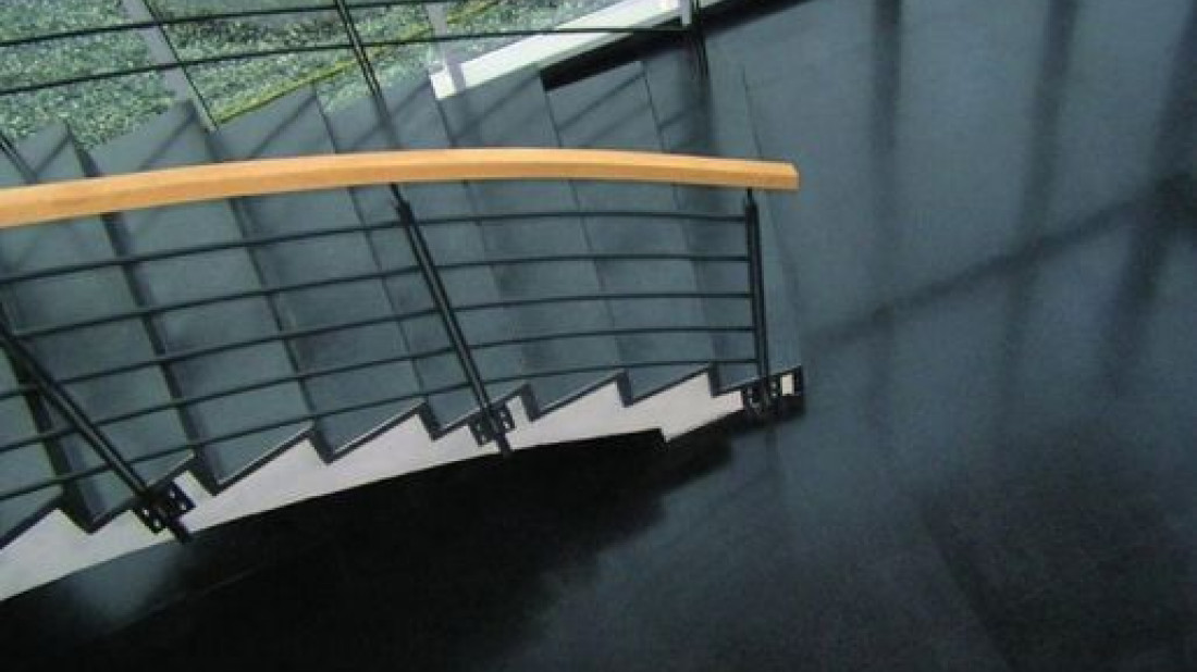 Układanie okładzin schodowych wewnętrznych prezentuje PROBET DASAG