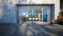 W wyjątkowych sytuacjach może się zdarzyć, że w ferworze zabaw najmłodsi mogą nie zauważyć dużych przeszkleń tarasowych, dlatego warto przemyśleć zastosowanie w nich pakietów szybowych z tzw. szybą bezpieczną