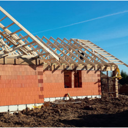 Wiązary dachowe na budynku mieszkalnym