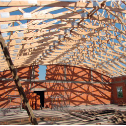 Wiązary dachowe łukowe na hali sportowej