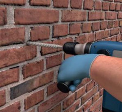 Otwory do iniekcji kremu Kiesol C wierci się poziomo, a ich średnica wynosi zazwyczaj 12 mm