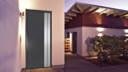 Współczynnik UD drzwi ThermoSafe z wyposażeniem w klasie RC 3 może wynosić nawet  0,80 W/(m2K). Nowość stanowi model drzwi dostępny w wysokości do 2,5 metra.