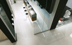 W przypadku aranżacji przestrzeni z wykorzystaniem szklanych ścian działowych, w których drzwi wykonane są ze szkła, pomocne będą systemy MB-EXPO i MB-EXPO MOBILE