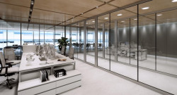 Do konstruowania szklanych ścian działowych wykorzystywanych w przestronnych pomieszczeniach konferencyjnych i biurowych możemy wykorzystać system MB-45 OFFICE