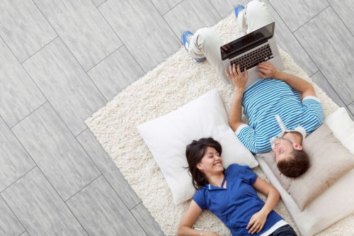 Wyciszające podkłady pod panele marki Wineo – sposób na poprawę akustyki wnętrza