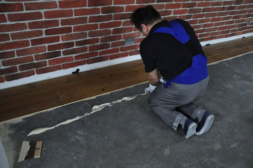 Przyklejanie kolejnych rzędów desek.jpg