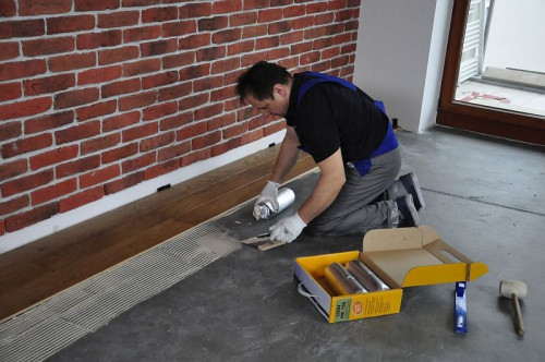 Klej w wygodnym opakowaniu umożliwa łatwą aplikację.jpg