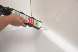 ReNOWAcja łazienki - układanie płytek ceramicznych razem z Sopro