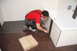 ReNOWAcja łazienki - układanie płytek ceramicznych razem z Sopro