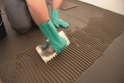 ReNOWAcja łazienki - układanie płytek ceramicznych razem z Sopro