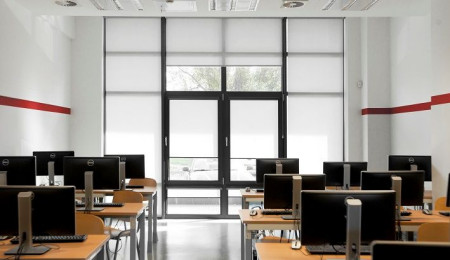 Szerokość przesłon można także dostosować do konstrukcji, która dzieli tafle szkła