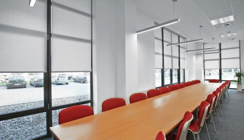 Przy instalowaniu przesłon do dużych przeszkleń – zwłaszcza, gdy jest ich w domu kilka -  warto zadbać o wygodne sterowanie światłem i cieniem