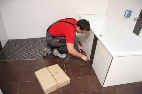 Wkładanie sznura do szczeliny spoiny.jpg