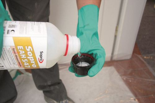 Zmywanie fugi epoksydowej.jpg