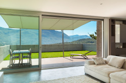 W konstrukcjach przesuwnych można stosować różne schematy otwierania