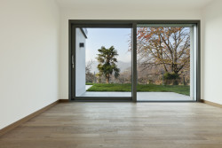 Docenianym przez wielu inwestorów atutem drzwi tarasowych, są tzw. niskie progi minimalizujące ryzyko potknięcia się i upadku