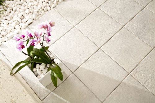 Perłowe piękno na tarasie: Bruk-Bet przedstawia nowe płyty tarasowe Porcelito