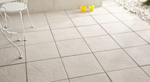 Perłowe piękno na tarasie: Bruk-Bet przedstawia nowe płyty tarasowe Porcelito